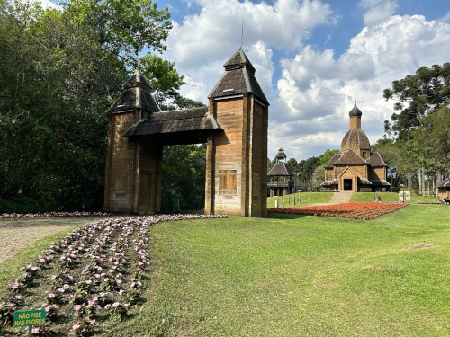 Parque tingui em Curitiba, memorial Ucraniano, capivaras e muito verde, excelente local para caminhadas