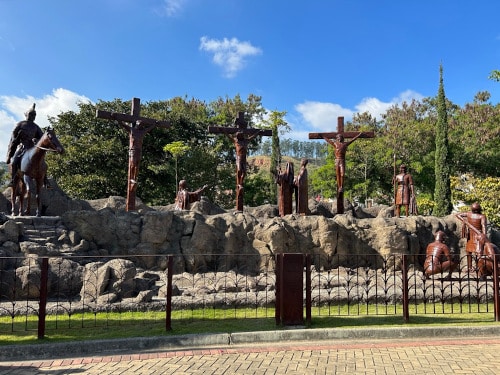 alugue nossas vans para vir conhecer as estações da via sacra por onde Jesus passou