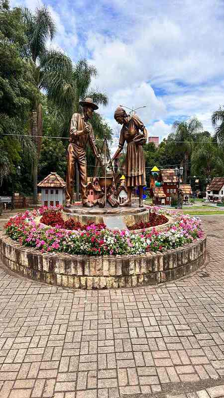 Monumento homenagem a colonização Italiana
